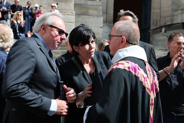 Liane Foly s'entretient avec l'homme d'&eacute;glise apr&egrave;s les obs&egrave;ques de Marie-Paule Belle