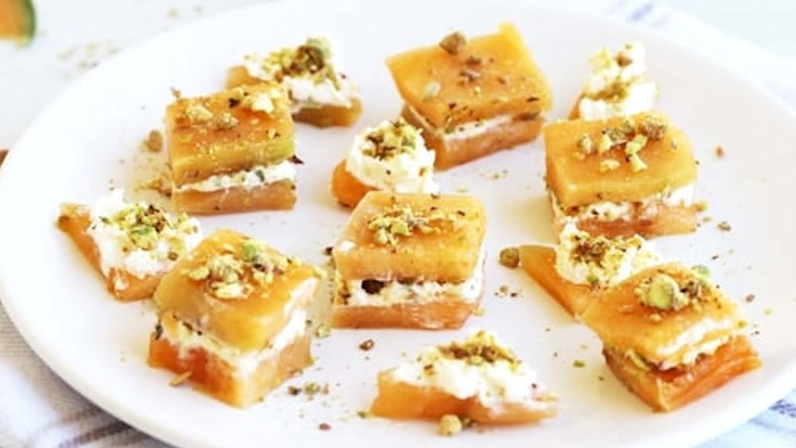 Bouchées au melon, fromage frais et pistache