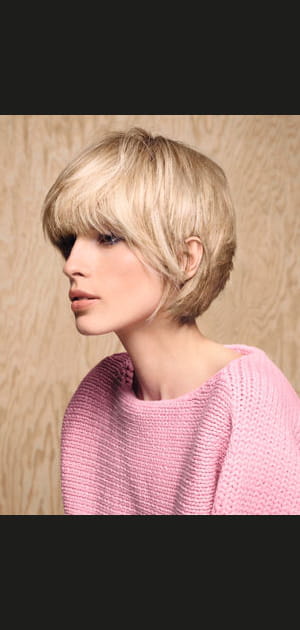 Coupe courte lisse et frange longue