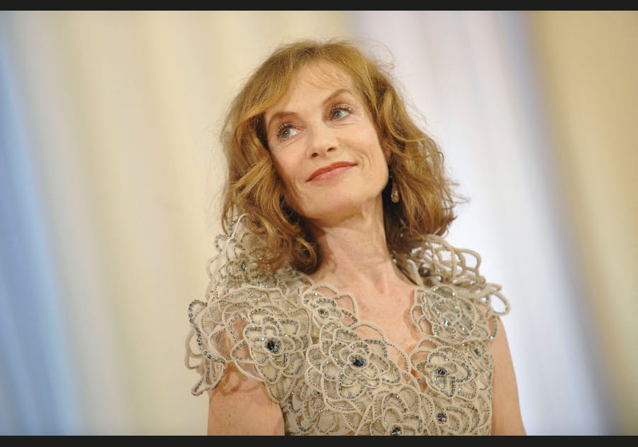 Isabelle Huppert, incontournable avec son teint z&eacute;ro d&eacute;faut