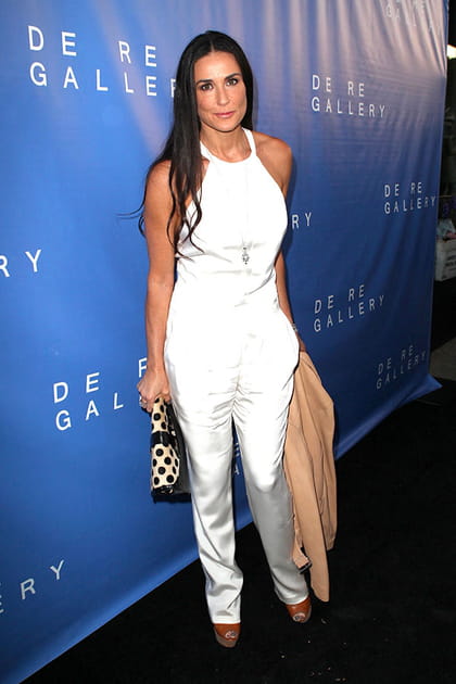 Demi Moore en combinaison satinée blanche