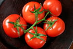 Pas au frigo : le meilleur endroit pour conserver des tomates pleines de goût, c'est ...