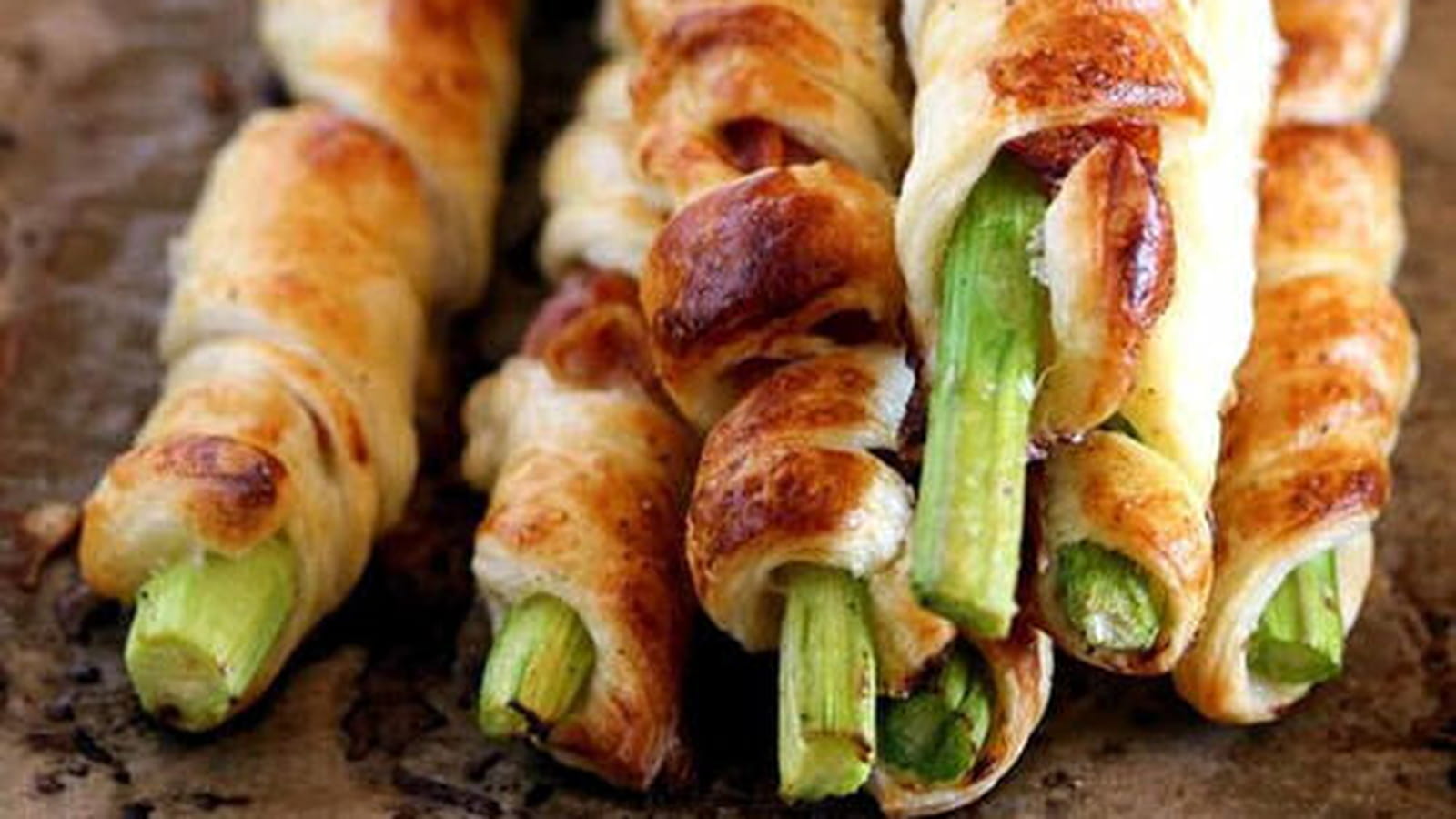 Feuilletés d'asperges vertes au jambon cru