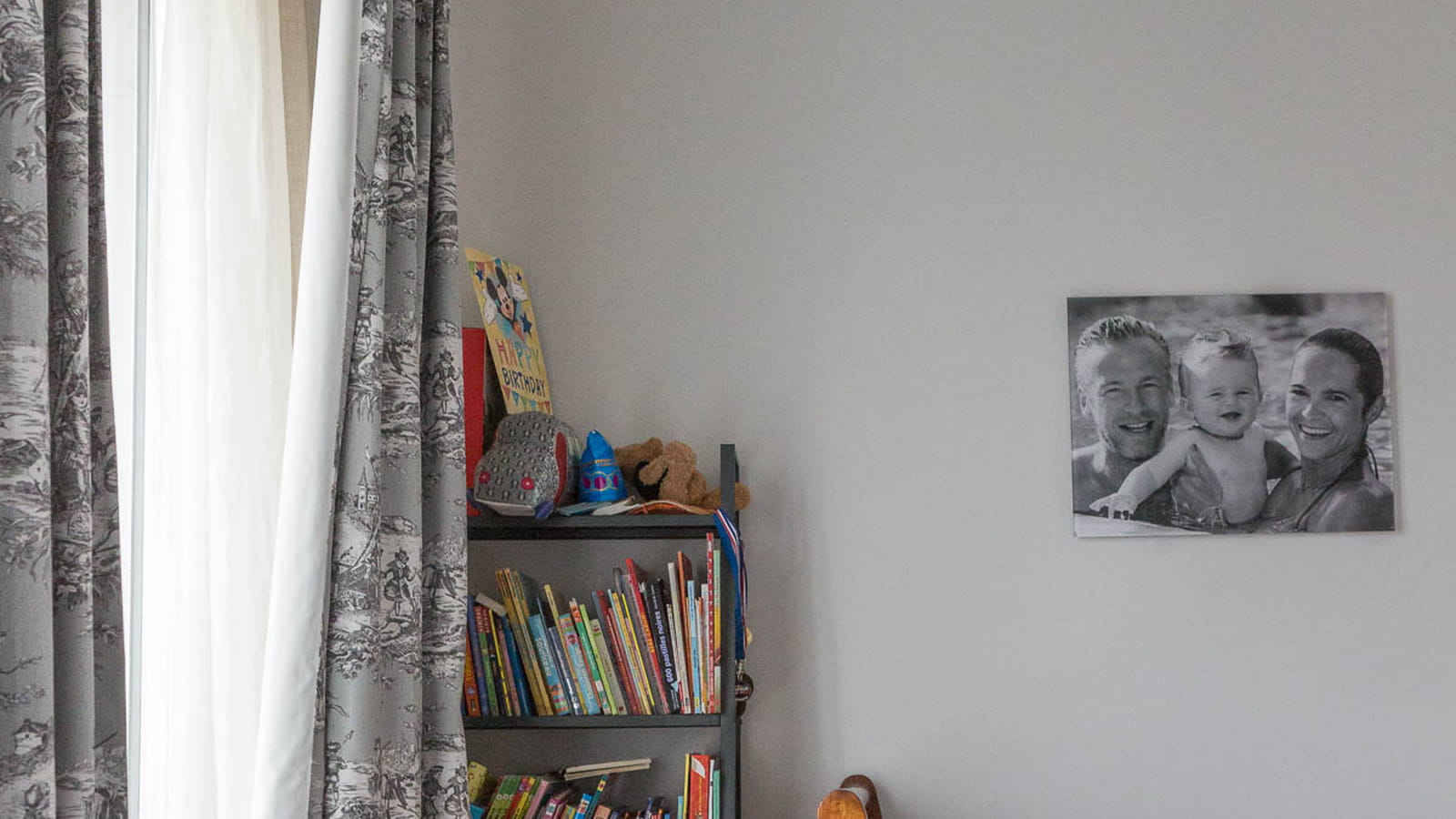 Chambre enfant épurée et grise