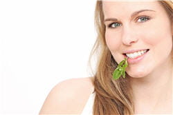 le thé vert, sans sucre, participe à la bonne hygiène dentaire.