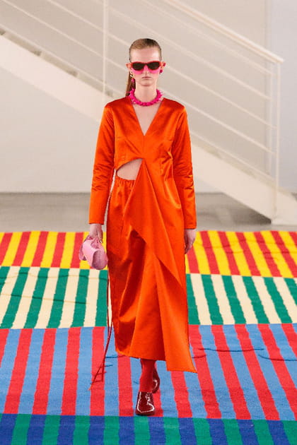 Robe orange &agrave; d&eacute;coupe aper&ccedil;ue sur le d&eacute;fil&eacute; Sunnei