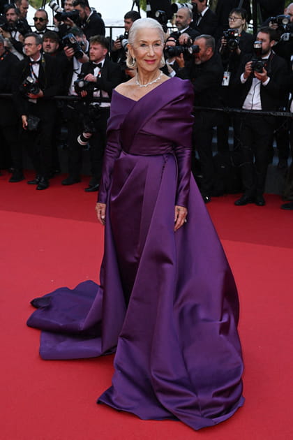 Helen Mirren en robe violette &agrave; tra&icirc;ne Elie Saab