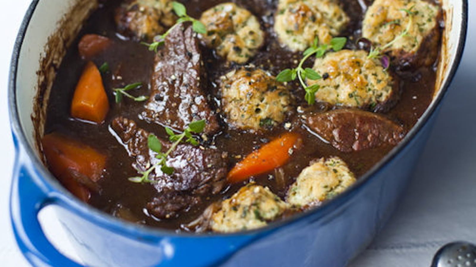 Bœuf braisé à la bière brune d’Irlande, dumplings aux herbes