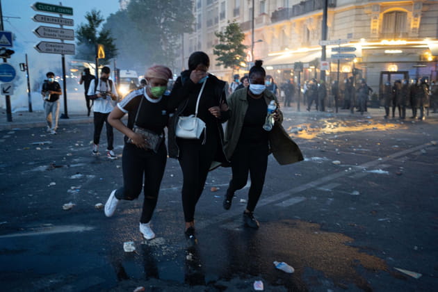 Des participants fuient les tirs de gaz lacrymog&egrave;nes
