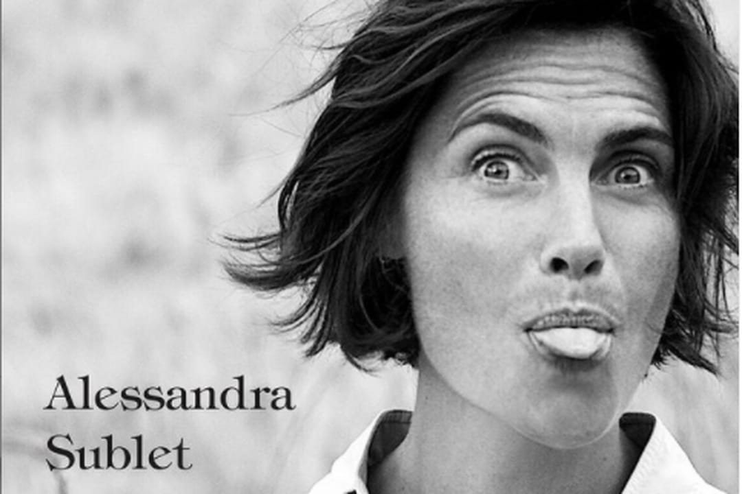 Alessandra Sublet annonce la sortie de son deuxième livre "J'emmerde ...