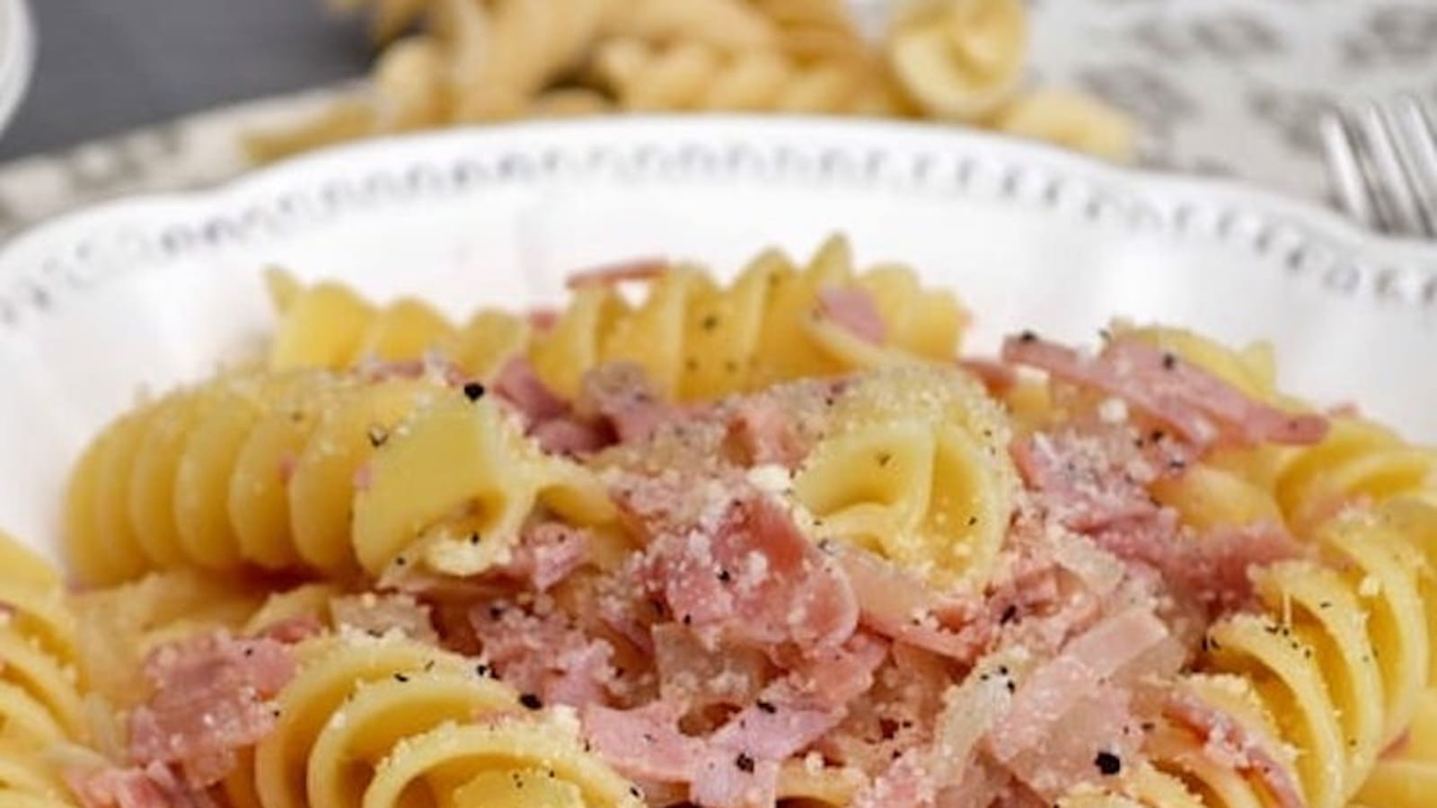 Pâtes "fusillone" au jambon grillé, vin blanc et oignons fondants