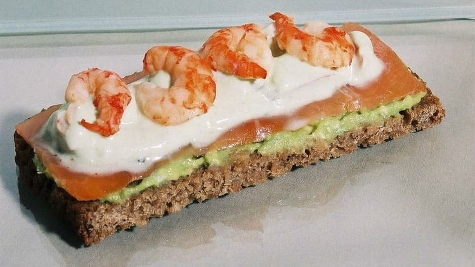 Toasts à l'avocat, truite et écrevisse