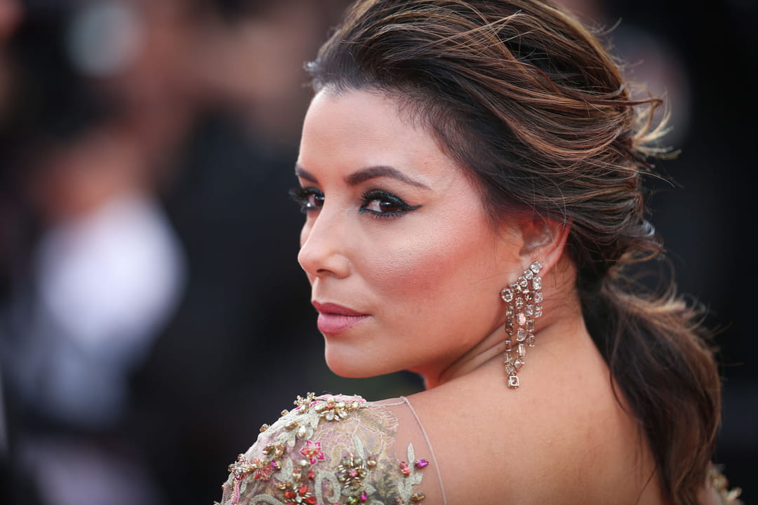 Eva Longoria, décontractée avec sa demi-queue de cheval loose