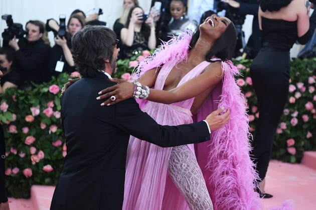 Naomi Campbell rit &agrave; gorge d&eacute;ploy&eacute;e