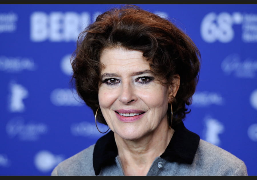 Fanny Ardant, impeccable avec son teint de porcelaine