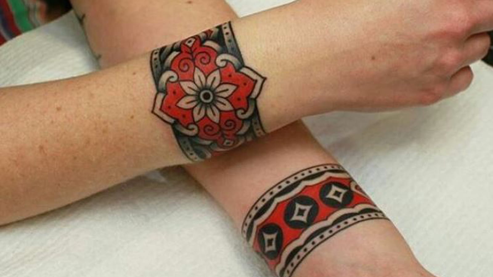 Tatouage mandala coloré autour du poignet