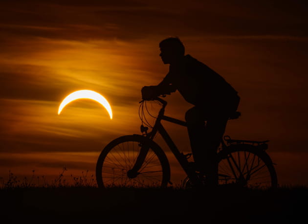 Cette image po&eacute;tique de l'&eacute;clipse a &eacute;mu l'Allemagne&nbsp;: seul sur son v&eacute;lo face &agrave; l'infini