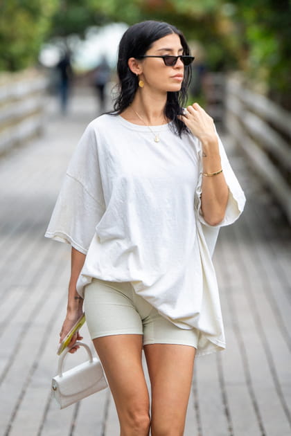 Nicole Williams en cycliste beige