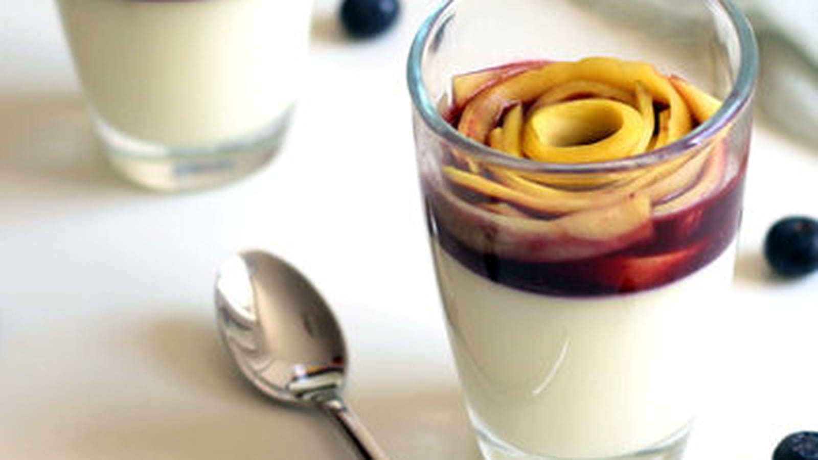 Panna cotta au chocolat blanc, mangue et myrtilles