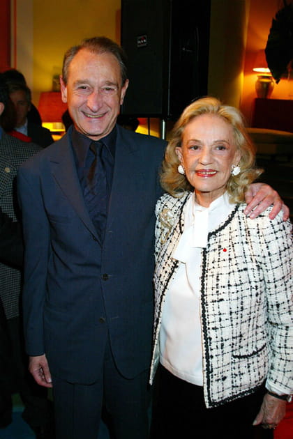 Jeanne Moreau en veste en tweed et blouse &agrave; col lavalli&egrave;re