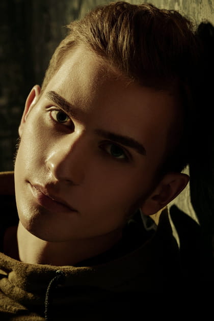 Mèche longue, rasé sur le côté