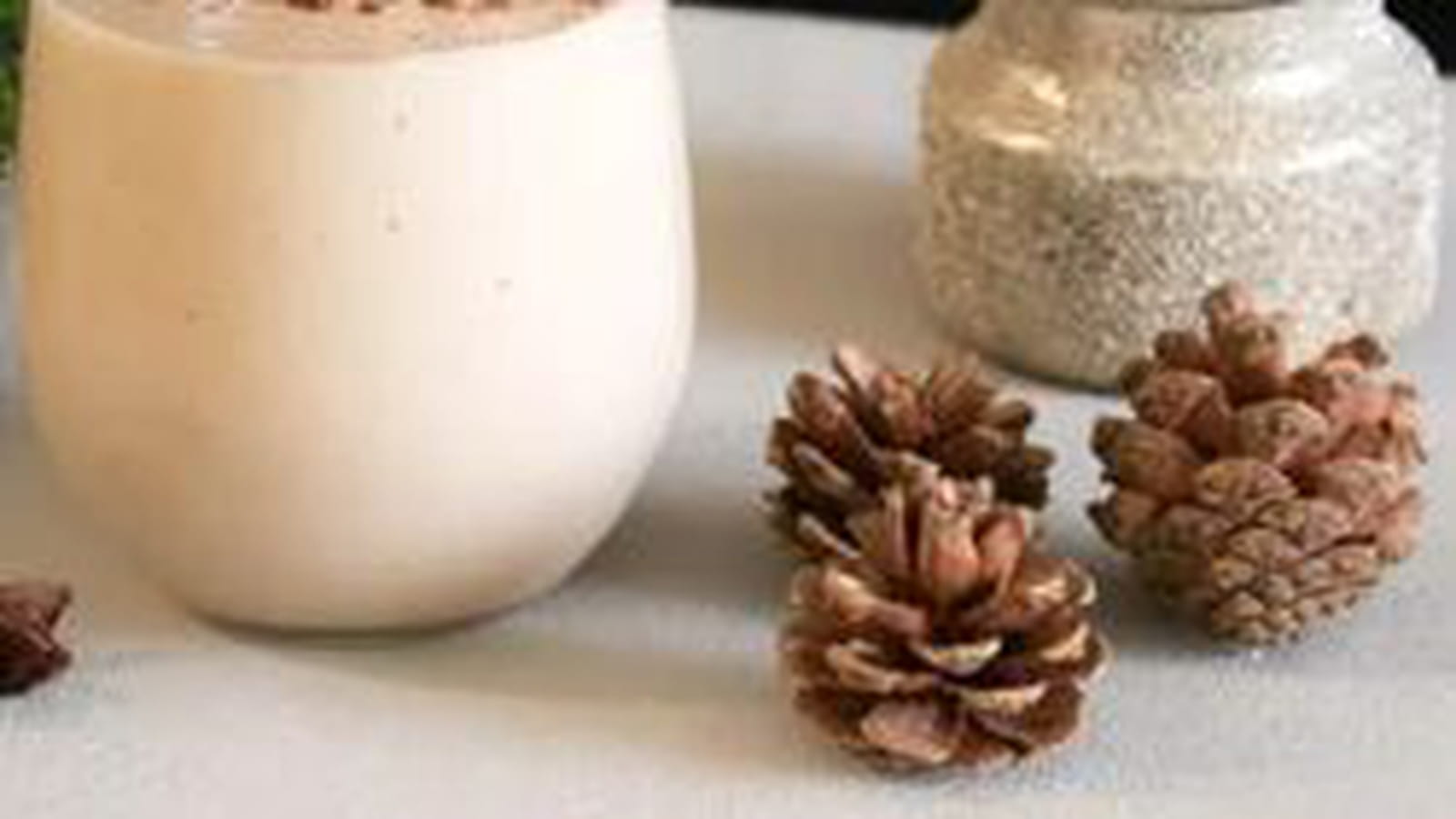 Cocktail de Noël à base de dattes, lait d'amande et de Bourbon