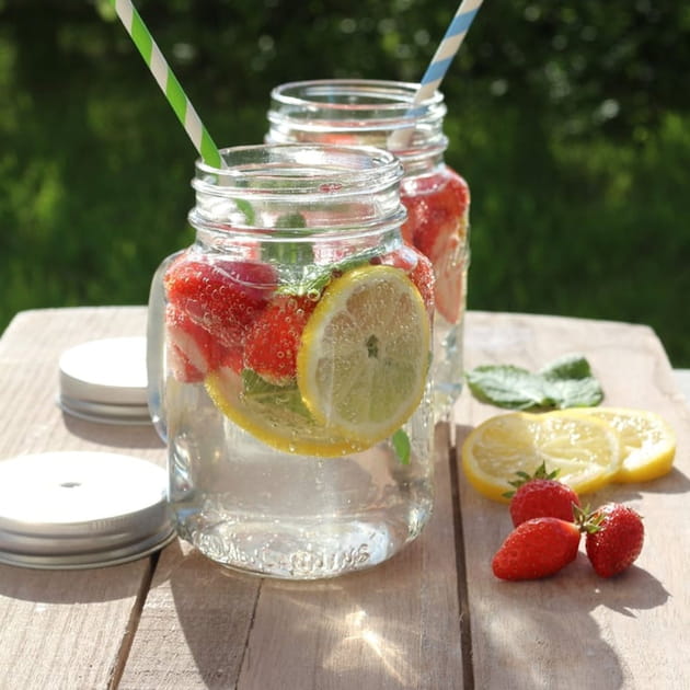 Detox water aux fraises, citron et menthe