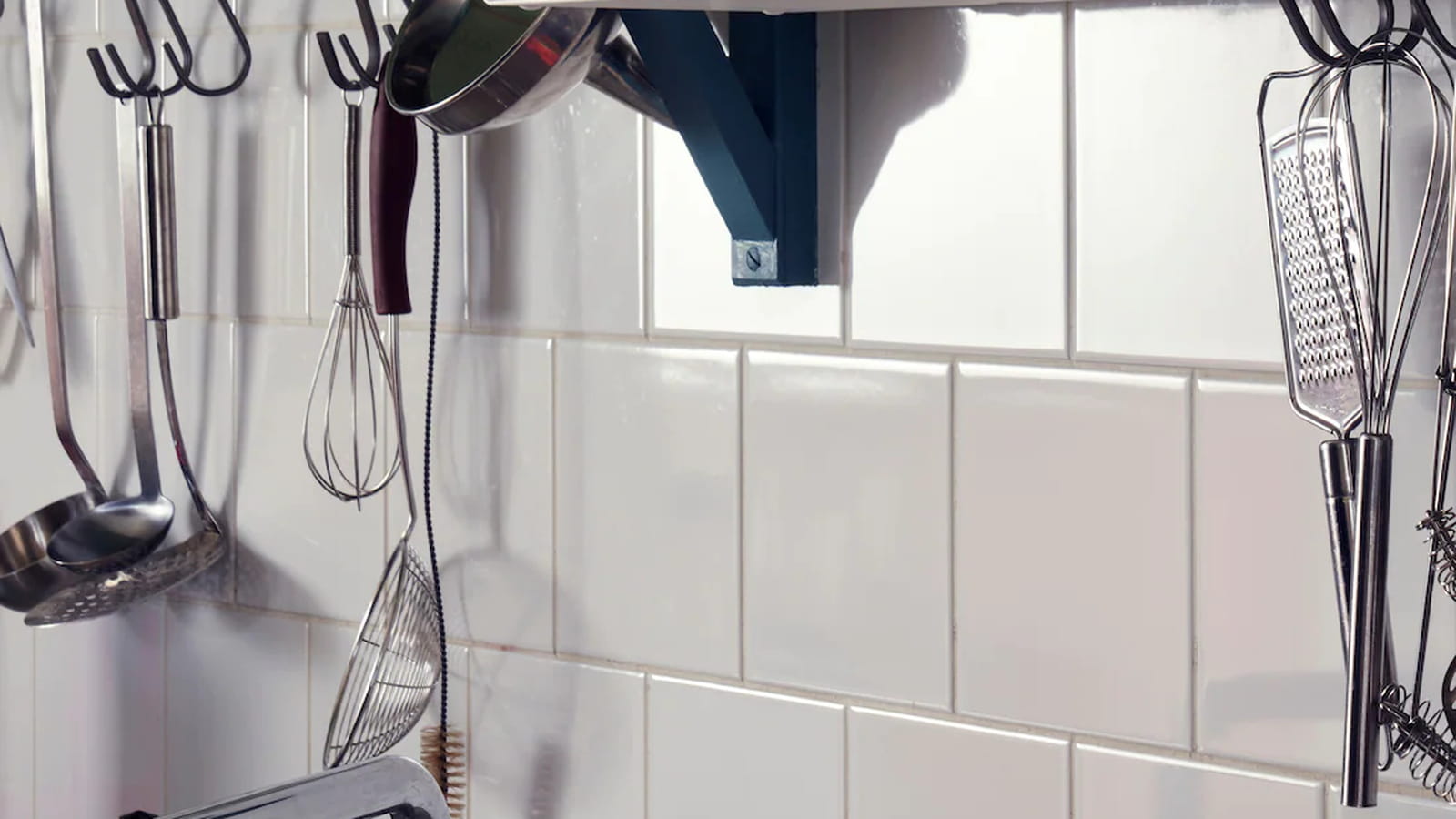 Une étagère de cuisine façon vaisselier