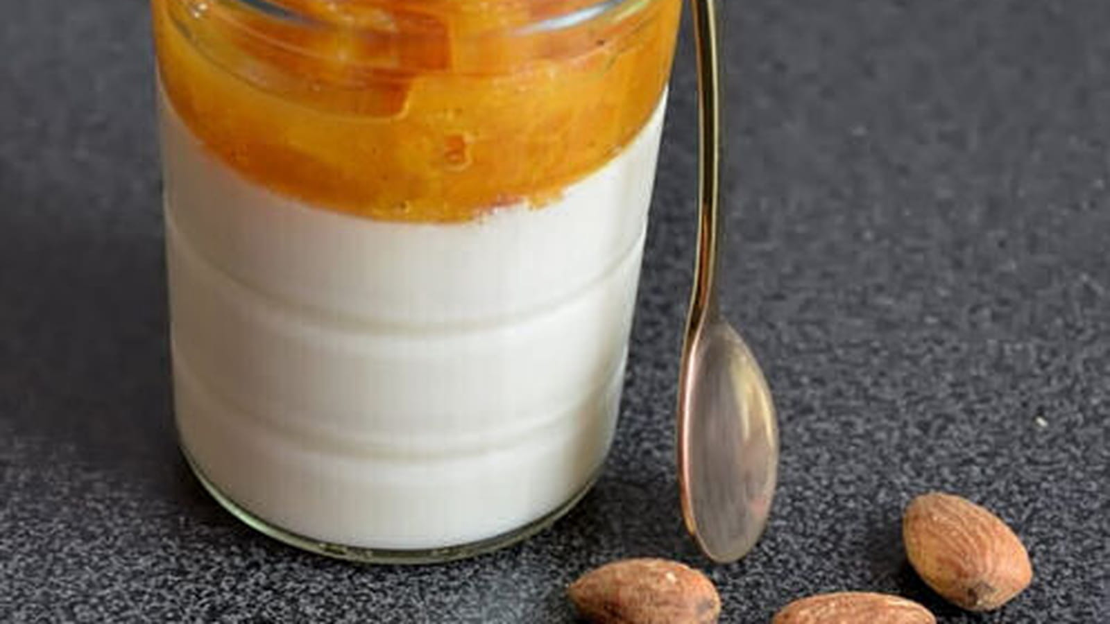 Panna cotta au lait d'amande et compotée d'oranges