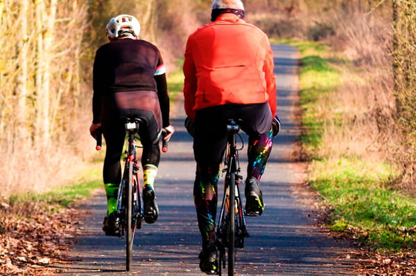 faire du vélo das la forêt