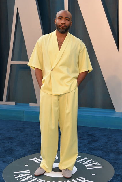 Donald Glover en costume jaune