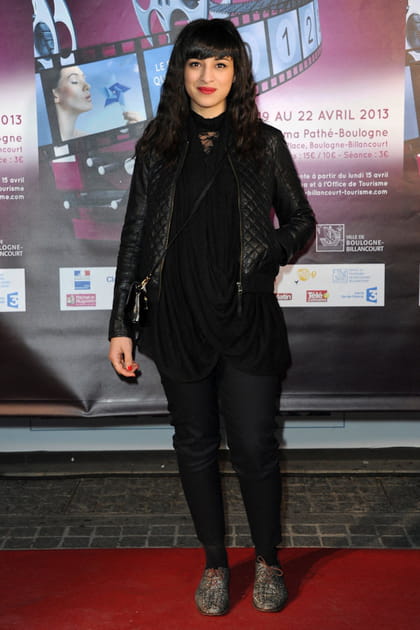 Cam&eacute;lia Jordana en veste en cuir