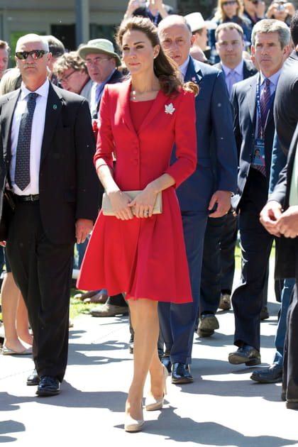 Kate Middleton en tailleur rouge Catherine Walker et chapeau&nbsp;Lock & Co. Hatters