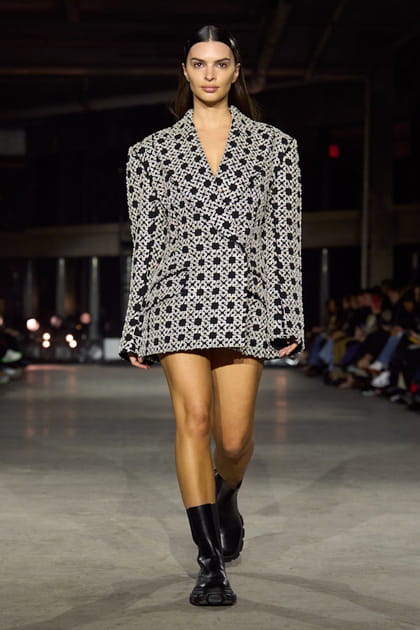 Blazer oversize noir et blanc aper&ccedil;u sur le d&eacute;fil&eacute; Simkhai