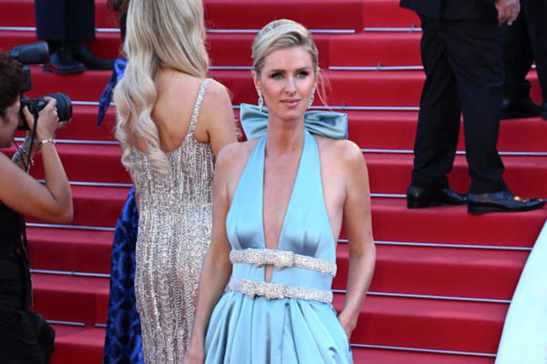 Nicky Hilton en robe bleu ciel Rebecca Vallance et bijoux Chopard