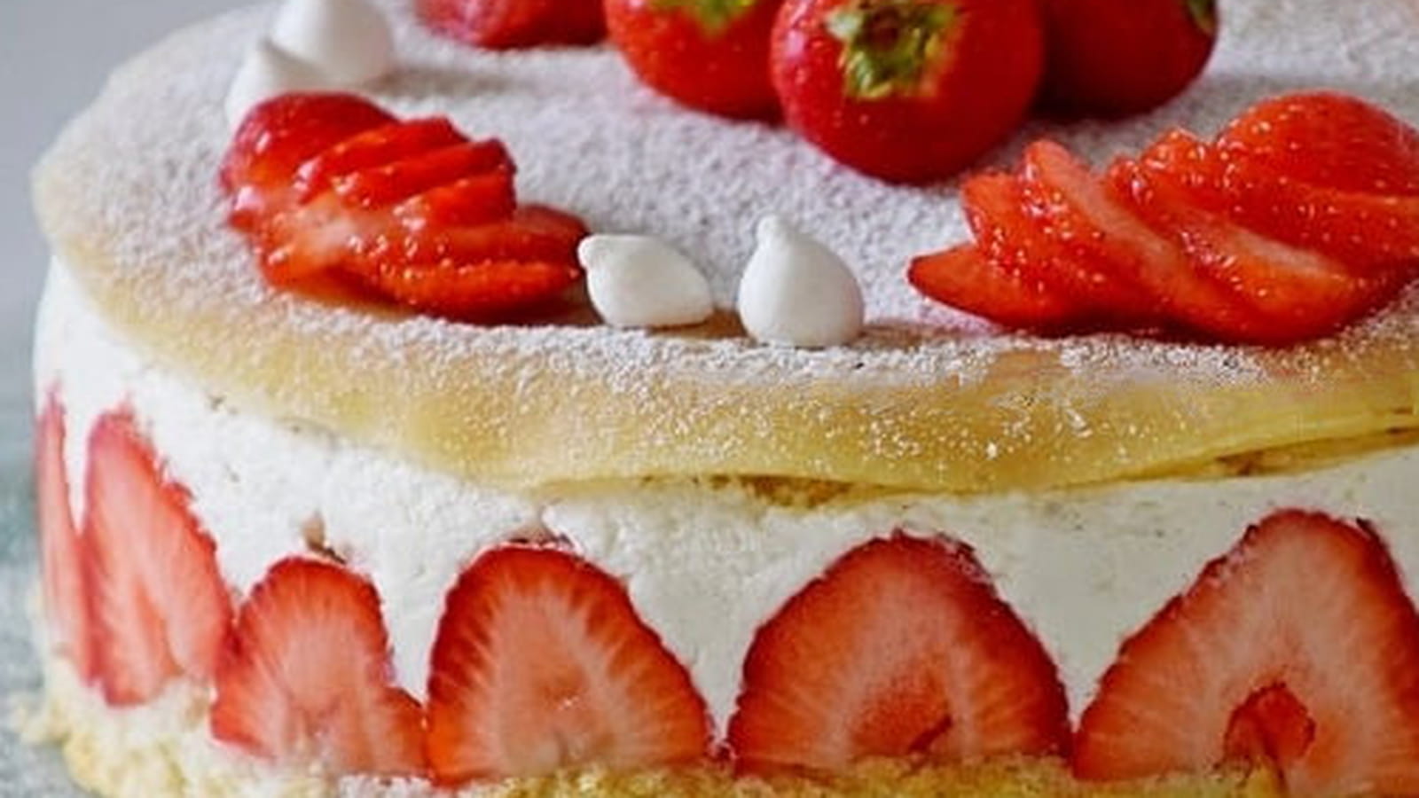 Fraisier au sirop de fraise-basilic et liqueur de basilic, sans beurre