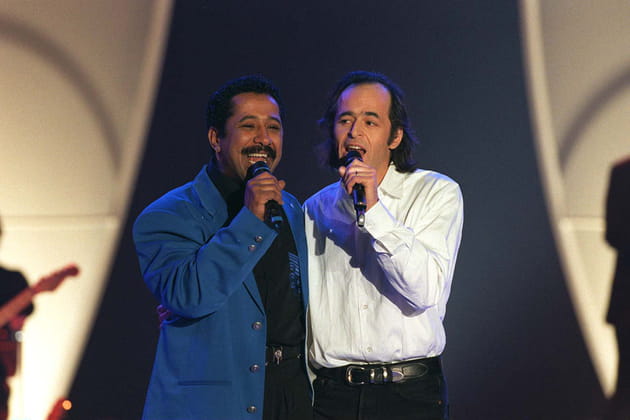 Khaled et Jean-Jacques Goldman, collés-serrés sur scène