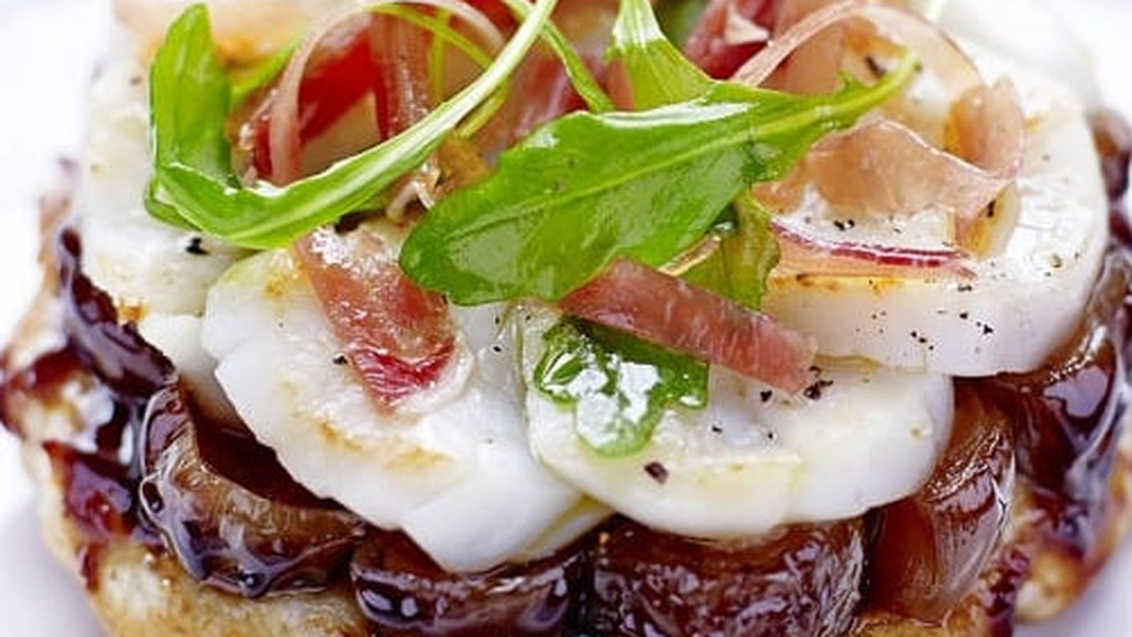 Rosace de Noix de St Jacques snackée, échalotes et Jambon cru Aoste façon tatin