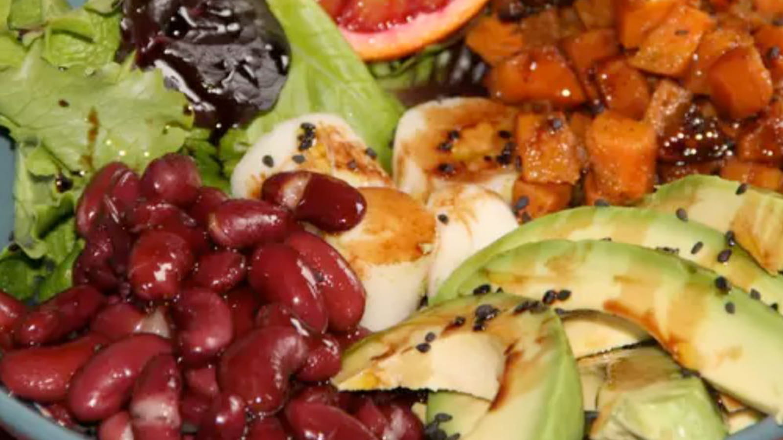Salade detox hivernale à l'avocat, haricots rouges, carottes et coeurs de palmier