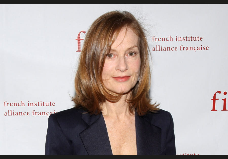 Isabelle Huppert, chic avec son blush rose