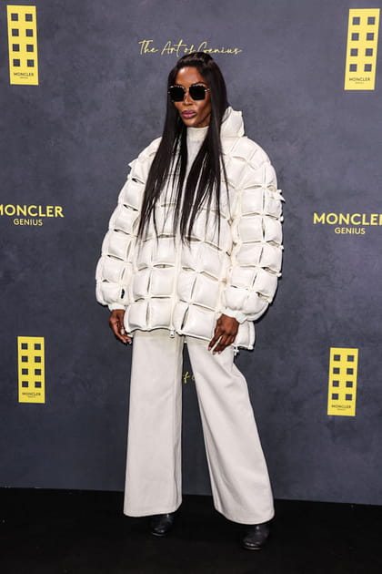 Naomi Campbell en doudoune oversize &agrave; empi&egrave;cements et pantalon &eacute;vas&eacute; blanc au d&eacute;fil&eacute; Moncler Genius
