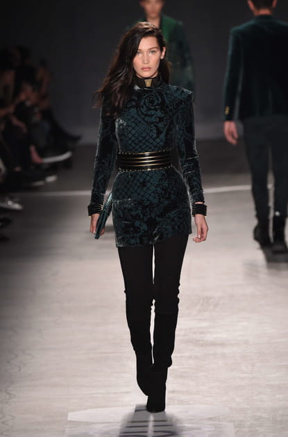 Bella Hadid au d&eacute;fil&eacute; H&M X Balmain