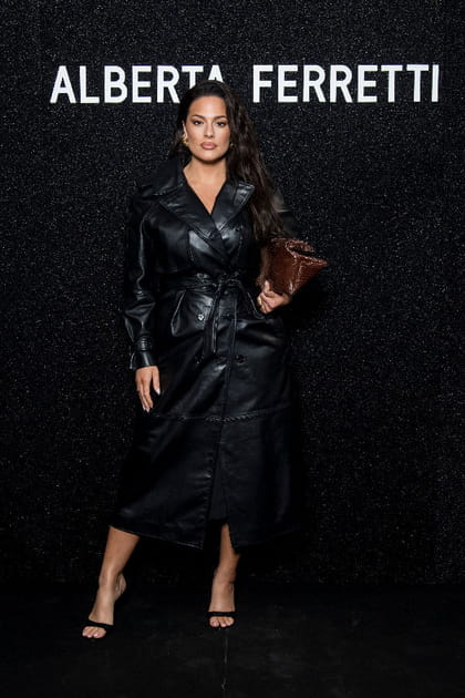 Ashley Graham en trench en cuir noir