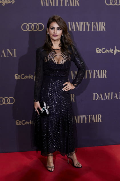 Monica Cruz en robe d&eacute;collet&eacute;e