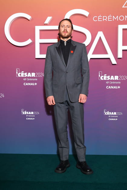 Bastien Bouillon en costume gris et chemise noire Dior