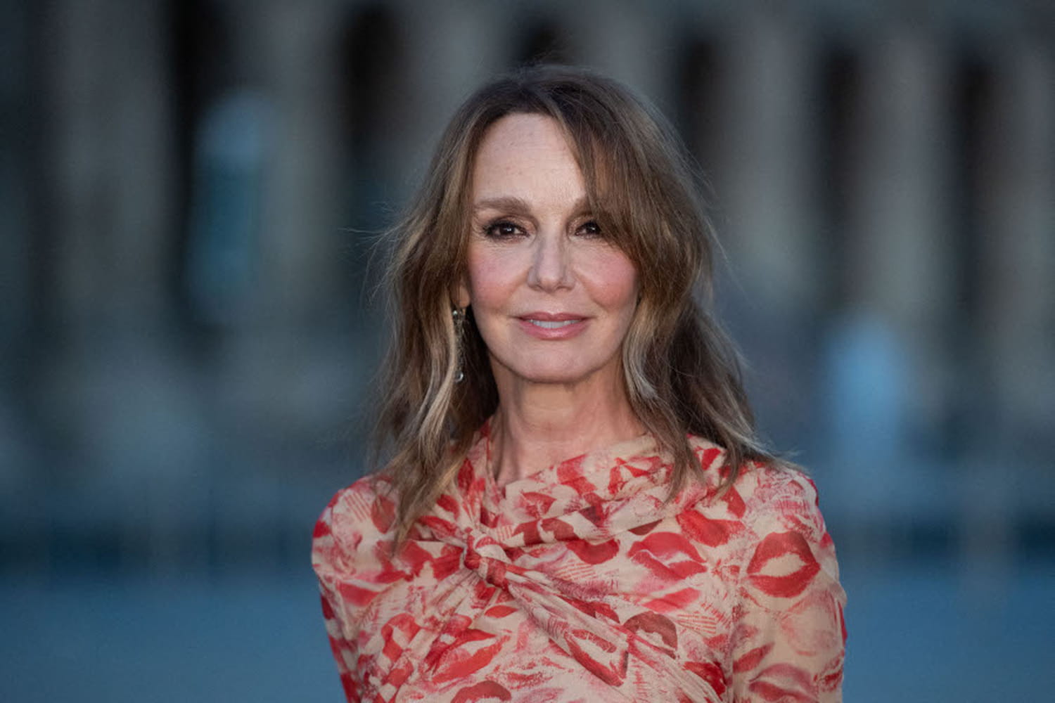 At 62, Philippine Leroy-Beaulieu offers the glamor bangs that rejuvenates and is all the rage this fall