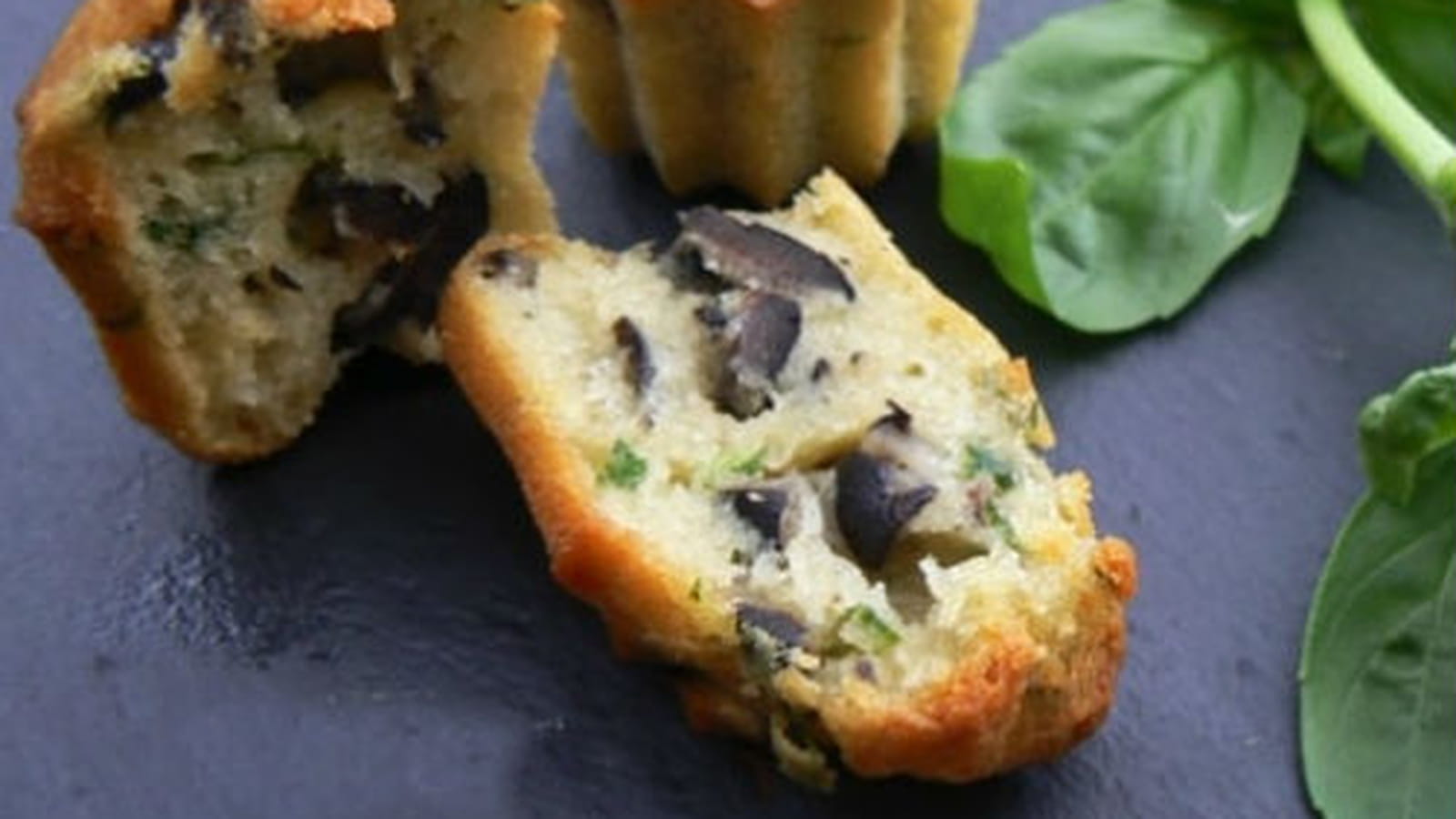 Mini cannelés au chèvre frais, olives noires et basilic