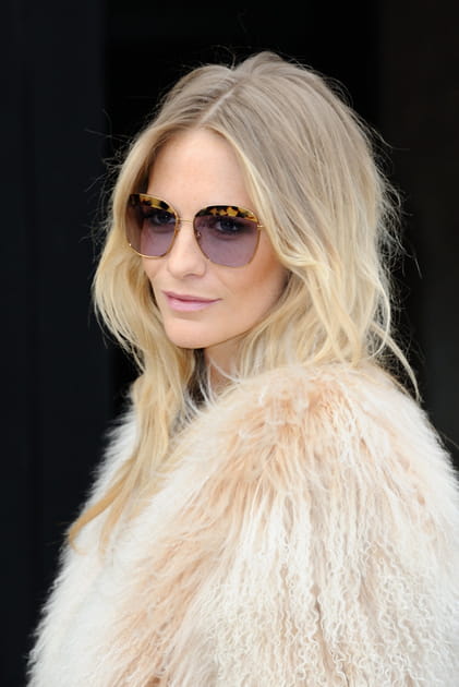 Poppy Delevingne en lunettes de soleil nude &agrave; verres transparents