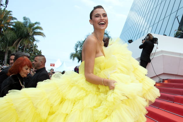 Le mannequin Fernanda Liz monte les marches cannoises