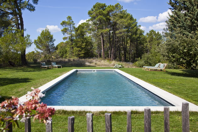 Un jardin naturel avec piscine